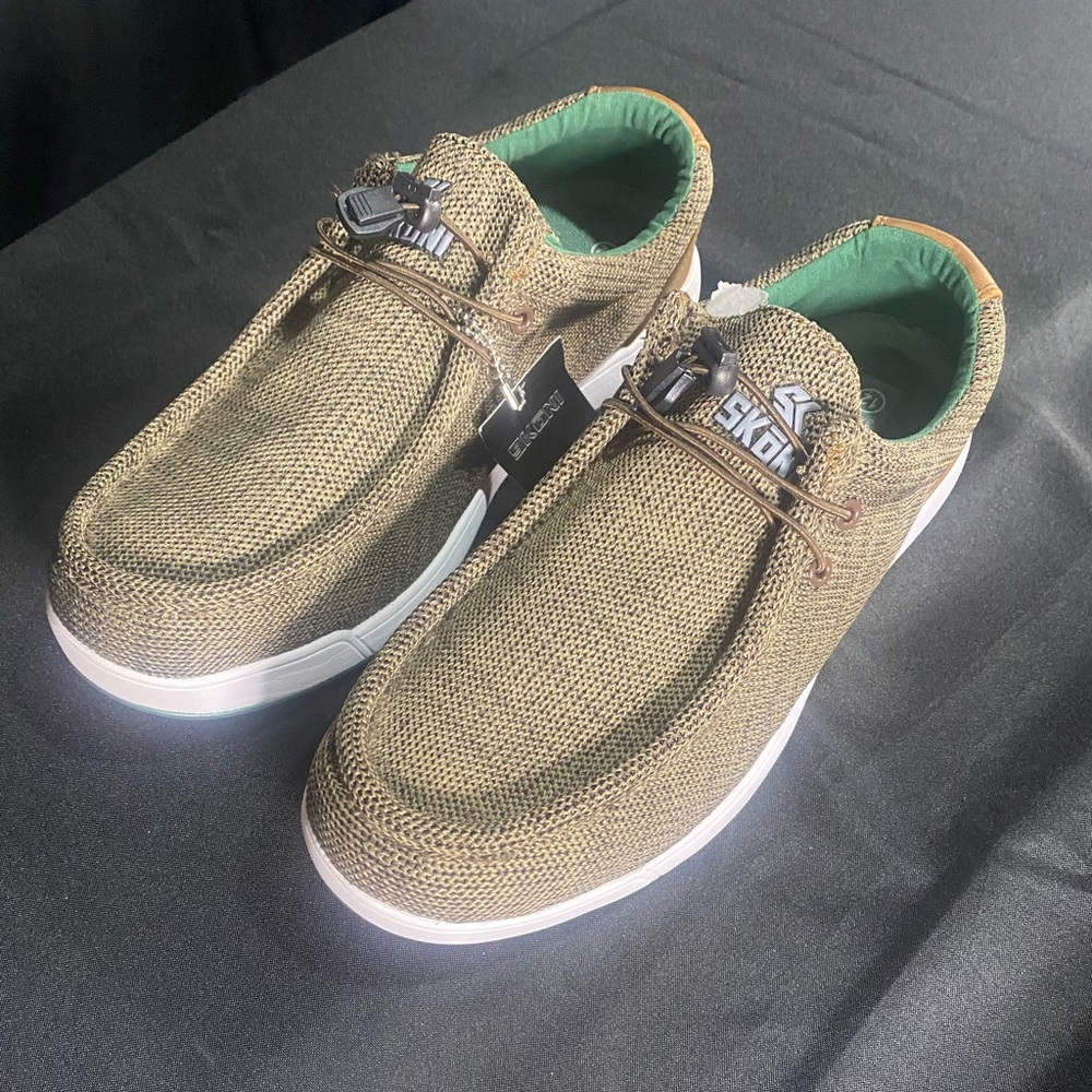 NWT skonk Golf shoes